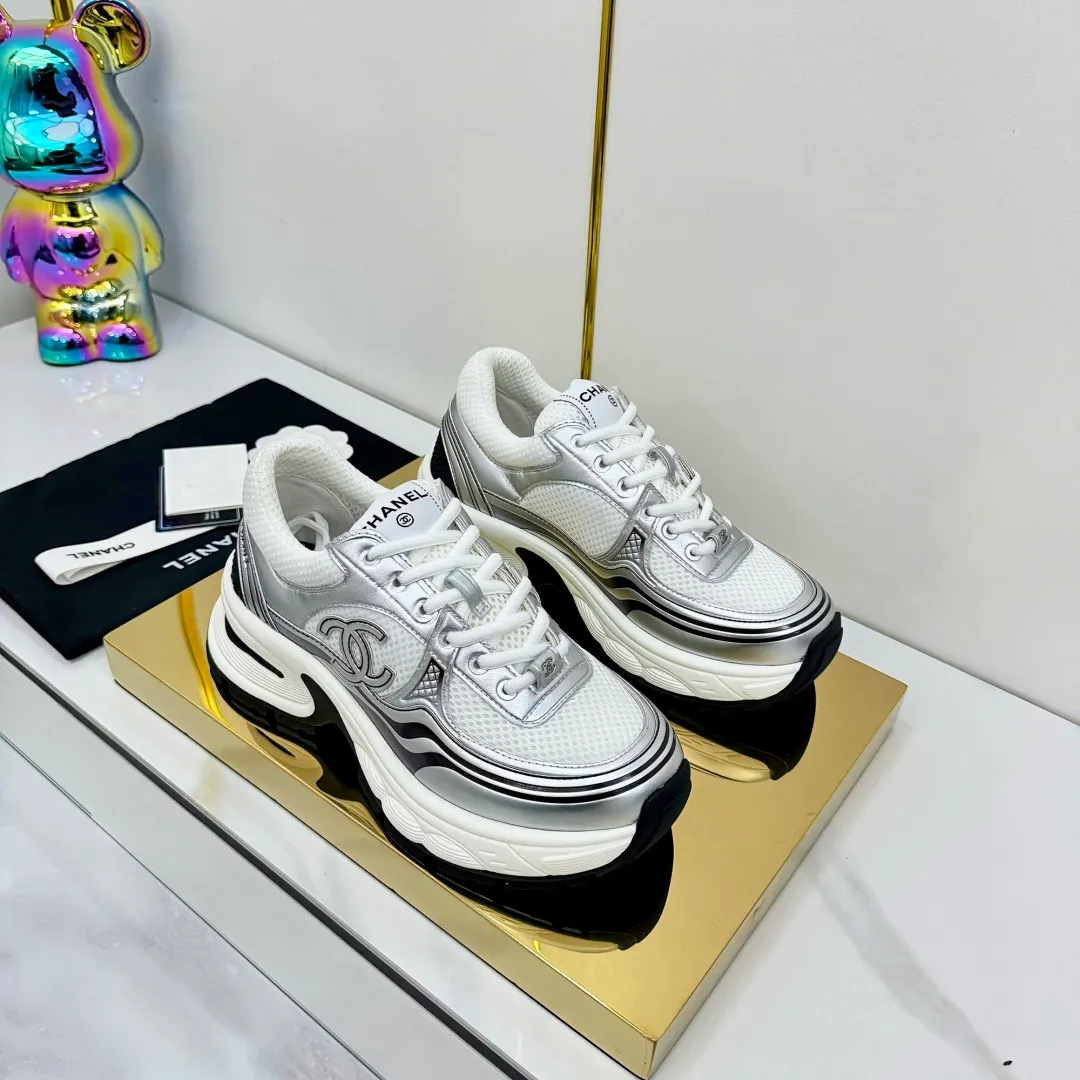 👟👟Ex-factory price 680👟👟 Upgraded version, upgraded version, upgraded version! No rebuttal accepted! ! ! ! Chanel Chanel panda shoes! 2025 counter's top casual sports shoes. This classic design; the upper is electro-embroidered with a variety of techniques; the outsole is fashionable and sporty; the unusual inclusion of a variety of color matching elements... The diversified mix and match is very good-looking and versatile, and can be used for leisure, fashion, sports, and outdoor... ꫛꫀꪝ Go➫ Materials: ❶Upper made of: original imported first-layer silk cowhide + original waterproof cloth + original first-layer cowhide ❷Inner lining: Original Yangli+Net ❸Outsole based on: Original TPU combination outsole Counter boutique packaging complete set for women 35–41 👉 👉 👉 👉